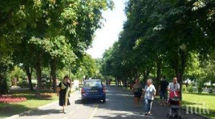 нагли бургазлии подкараха автомобилите велоалеята морската градина снимки