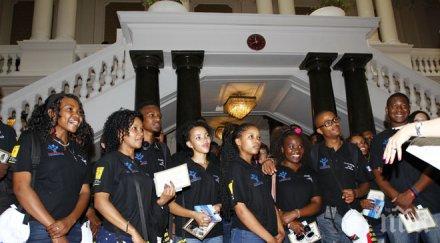 уникално мая манолова танцува чернокожи младежи намибия кулоарите парламента снимки