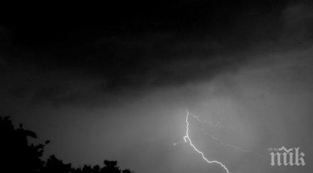 буря софия вятърът кърши клони гръмотевици раздират нощта дърво падна кола лъвов мост