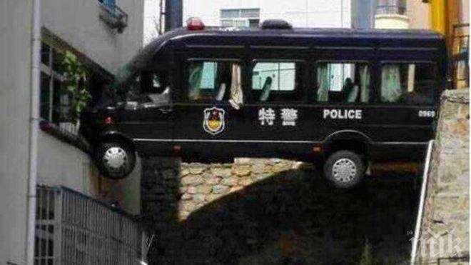 Китайски полицай паркира служебен ван на третия етаж