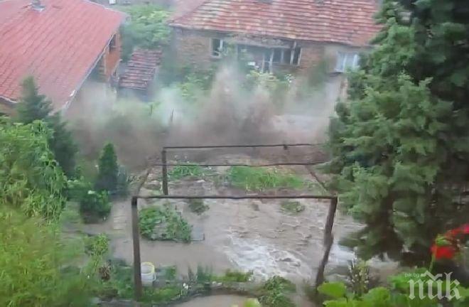 Нов страховит клип от наводненията! Вижте как двор пропада в пороя (видео)
