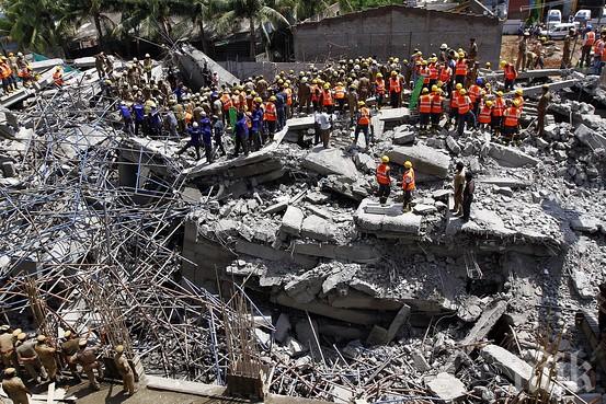 17 души загинаха при струтване на сграда в Индия