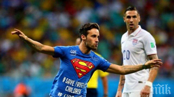 Супермен нахлу на терена по време на мача между червените дяволи и САЩ