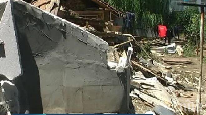 Започна събарянето на разрушените къщи в Добрич