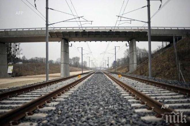 Възстановено е движението на влаковете в участъка между гарите Карлово и Баня