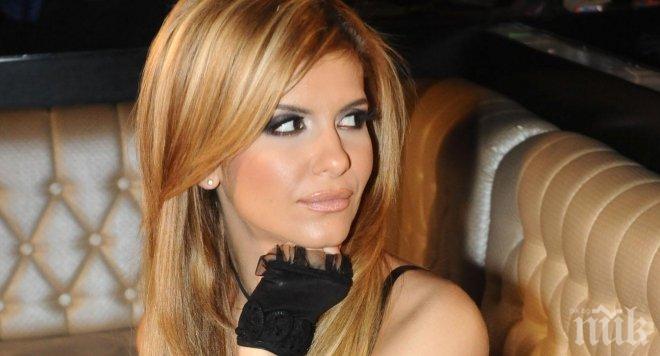 Анелия стана за смях - не може да се дипломира 9 години