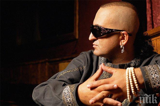 Дони пощуря! Прослуша кандидат за Х Фактор на бензиностанция