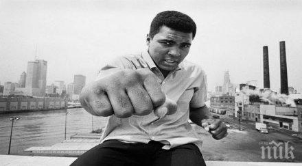 мохамед али подписвал лично всички картички автографи