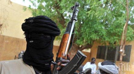 служителите червения кръст бягат гвинея заплашват убийство