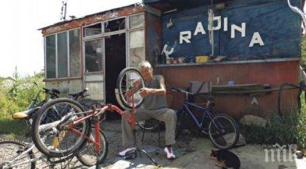 мъж павилион картонен покрив развод