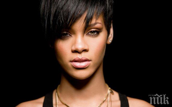 Риана лъсна гола с племеницата си в нета (снимка)