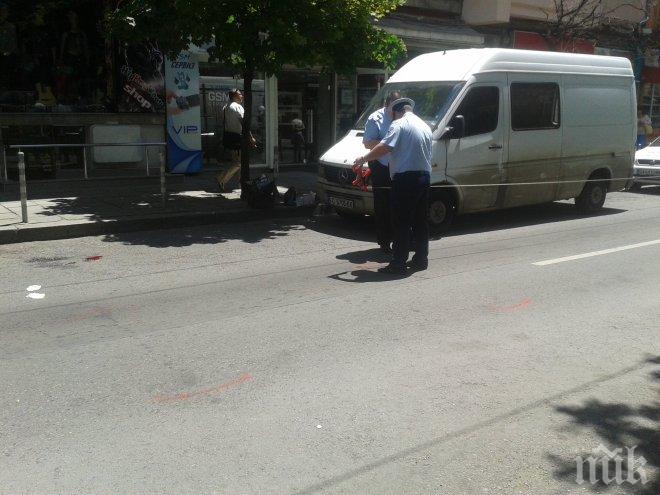 Микробус помете пешеходец на метри от полицията в София (снимки)
