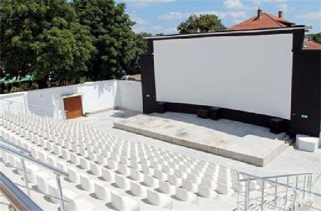 3D кино под открито небе забавлява туристите в Царево
