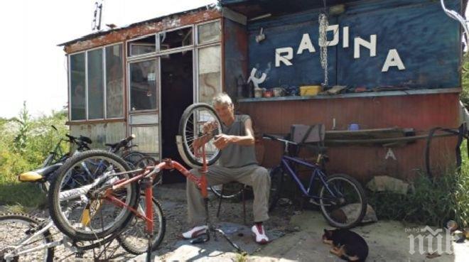 Мъж живее в павилион с картонен покрив след развод