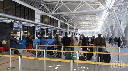 охраната летище софия супер зле дребни контрабандисти изкарват 5000 паунда полет пътник качил боен пистолет