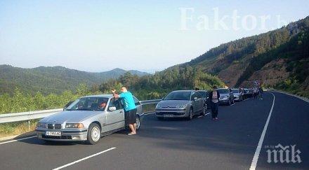 туристи блокираха прохода маказа снимка