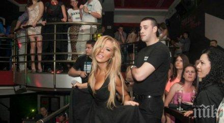 андреа остана без секс кобрата отказвал мачка чаршафите сексапилната блондинка