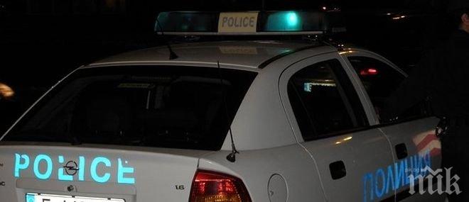 Полицейски патрул с номер 5702 дебне под моста при Симитли на Е-79