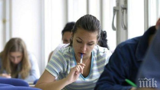 Започна писменият изпит на кандидат-журналистите в УНСС 
