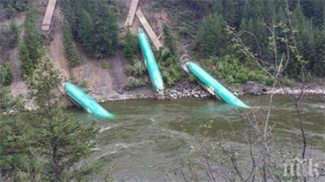 Шест самолета паднаха в река в Монтана (снимки)