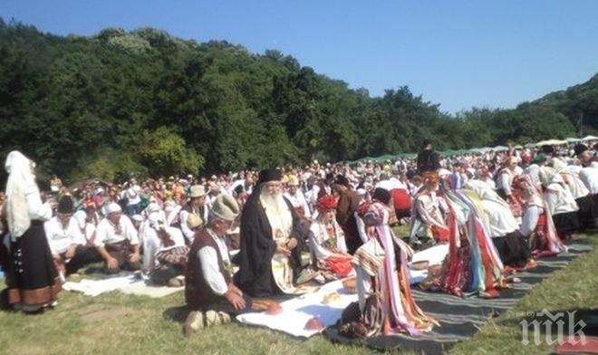 Ето я рекордно дългата сватбена трапеза – 442 метра! Опънаха я в Разград! Отец Иван от Нови хан ожени Манол и Елица!