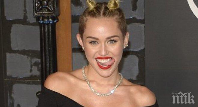 Майли Сайръс си направи нова татуировка, посвети я на кучето си (снимки)

