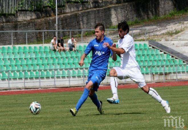 Левски загуби тежко от Берое, феновете потърсиха сметка на Гонзо (обновена)

