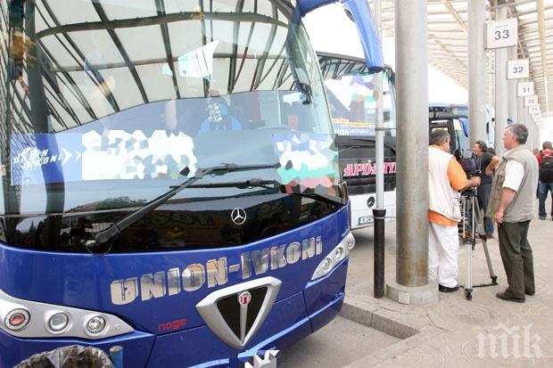 Пътуване като от филм на ужасите! 54 души се возят до морето в автобус на Юнион Ивкони с развинтени гуми (видео и снимка)