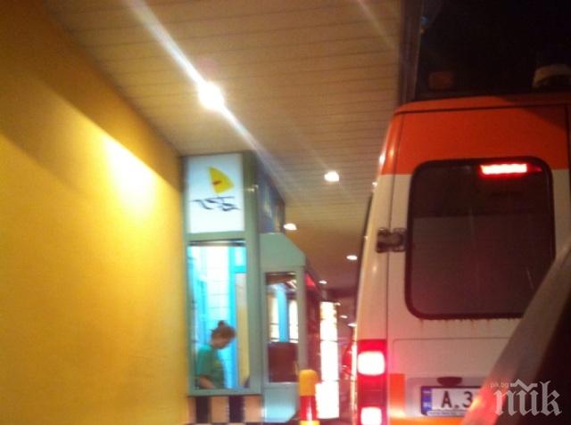 Потрес! Линейка се реди за бургери в Макдоналдс в Бургас. Жена снима шофьора, той я ругае. А ако имаше спешен случай в този момент? (фотоси)