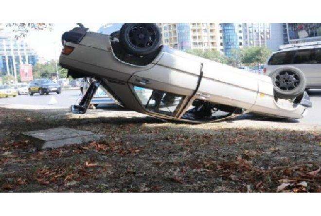 Тежка катастрофа край Търговище, кола се обърна по таван