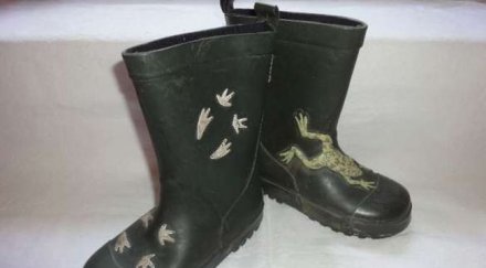 младеж задигна ботуши