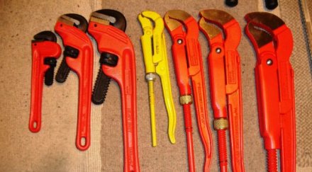 апаш преби мъж водопроводен ключ