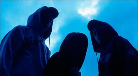 мъже качулки обират рибница