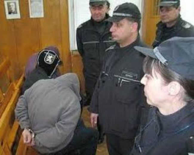 Младеж преби дядо и му сви 50 лева