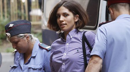 Певица от „Пуси Райът” стана шивачка 