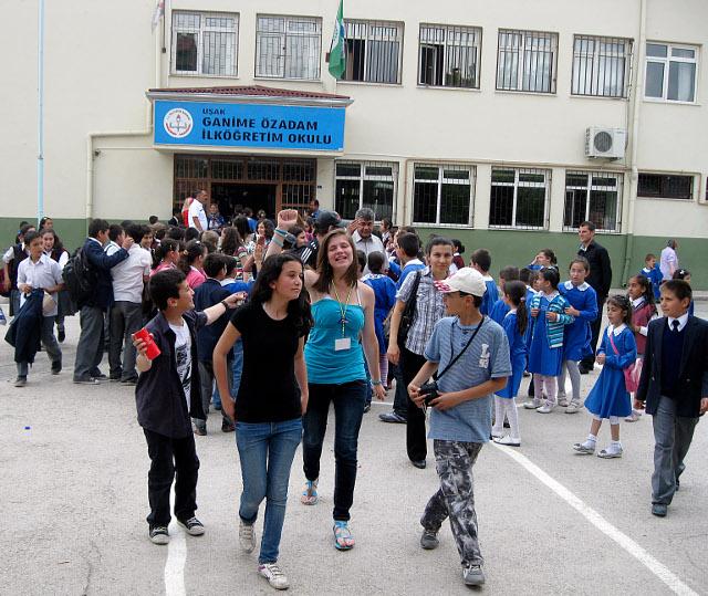 Забраниха на турските ученици да носят тениски, но разрешиха забрадките