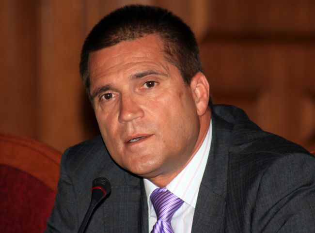 Аню Ангелов забравил, че в армията има и войници