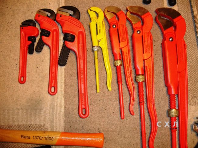 Апаш преби мъж с водопроводен ключ