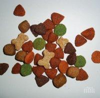 Жена яде един месец кучешка храна, за да докаже на клиентите си, че е полезна
