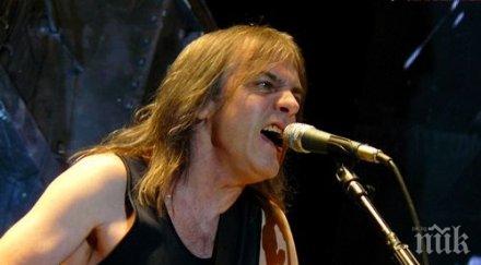 китаристът малкълм янг болница