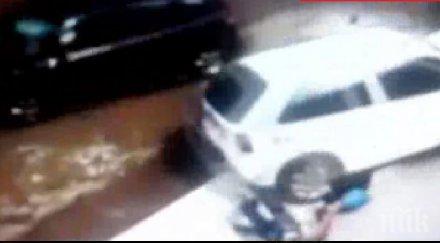 потресаващо кола премазва баба внуче изправят невредими видео