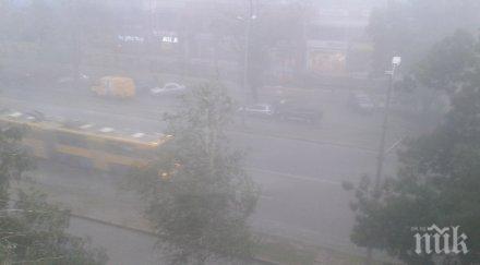 силната буря спря движението района сточна гара