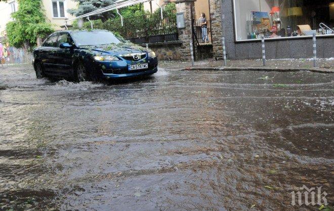 Четиримата затиснати в коли при бурята са извадени невредими