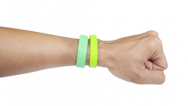 Умна гривна ни подканя да спортуваме с ток