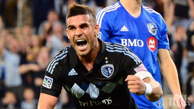 Мания! Футболист отнесе жълт картон заради селфи