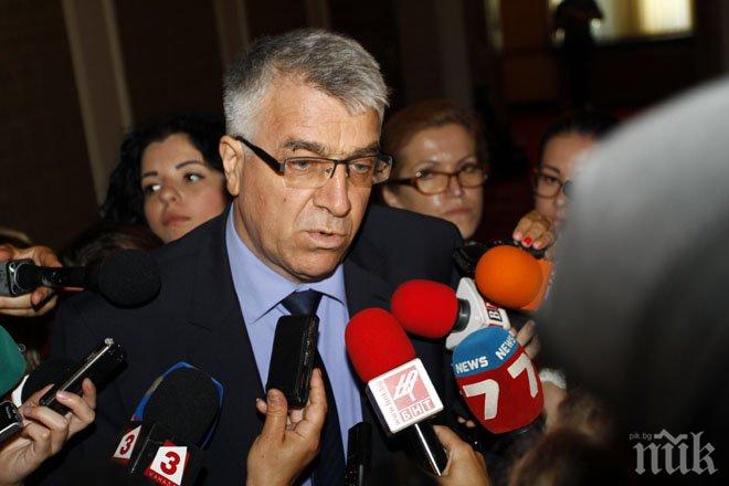 Р. Гечев: Министерство на финансите може да каже колко да се налеят в КТБ! Борисов изхарчи 4 милиарда от резерва!