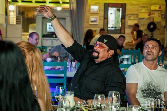 Стивън Сегал се забавлява с танцьорки в Свети Влас (снимки)