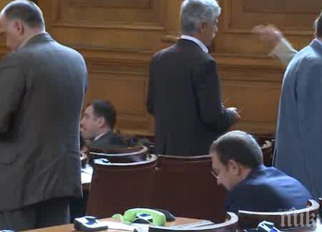 Майтап! Депутат от БСП събра погледите в парламента с нестандартен телефон - взеха го на подбив (видео)