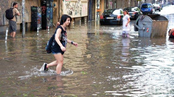 Доброволци отводняват кръстовището на НДК (снимки)

