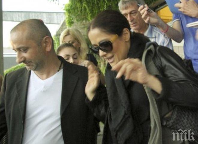 Салма Хайек обикаля София с такси